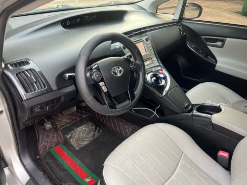 Toyota Prius 2012 Option 3 ឡានថ្មី ក្រដាស់ពន្ធ ប្រភេទលំដាប់មេឡាន ថ្មីខ្លាំង