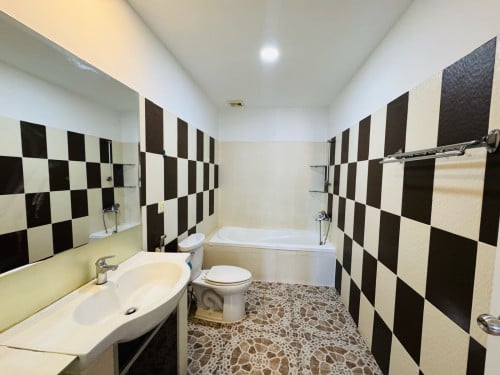 3 Bedrooms For Rent in Doun Penh Area Close to BKK1 and Wat Phnom.