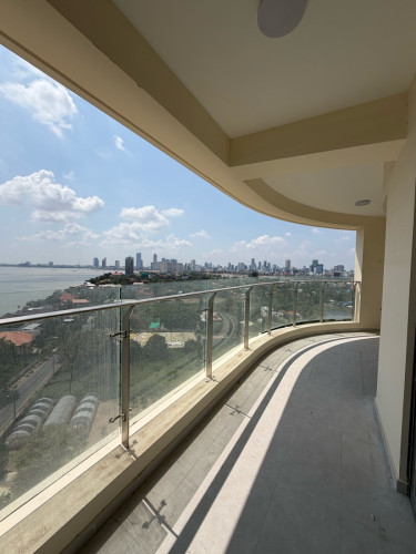 3 bedrooms one unit left/ 3 បន្ទប់គេង 1 unit ចុងក្រោយ
