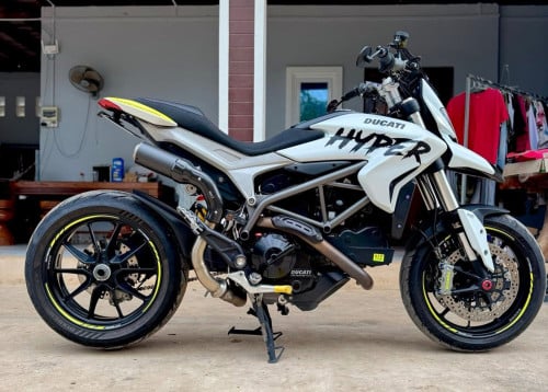 Ducati hyper strada821