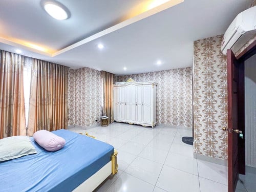 Twin Villa with 4 Bedrooms for Rent Near NISC, St. 2004