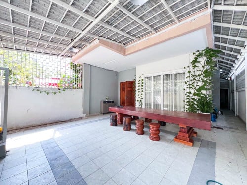 Twin Villa with 4 Bedrooms for Rent Near NISC, St. 2004