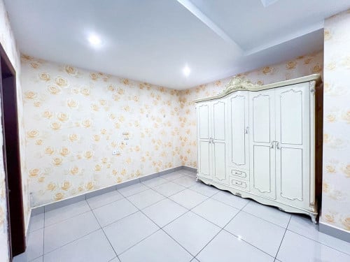 Twin Villa with 4 Bedrooms for Rent Near NISC, St. 2004