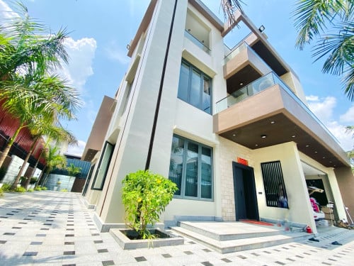 Villa with swimming pool for rent at khan Sen Sok