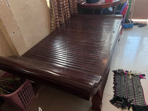 គ្រែព្រះនាង ឈើប្រណិត
