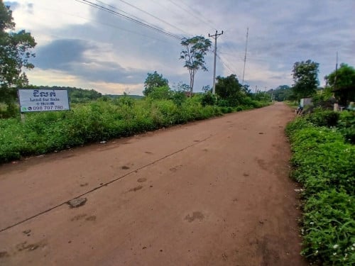 ដីលក់ទីប្រជុំជនស្រែអំប៊ូមកែងផ្លូវទៅប៊ូស្រានឹងក្រង់តេសខេត្តមណ្ឌលគីរី