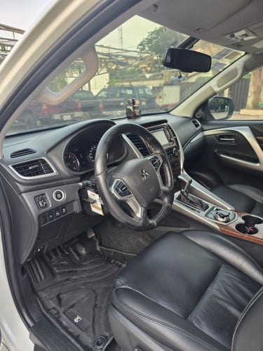 ថ្មីគ្មានកន្លែងទាស Pajero Sport 7កៅអី