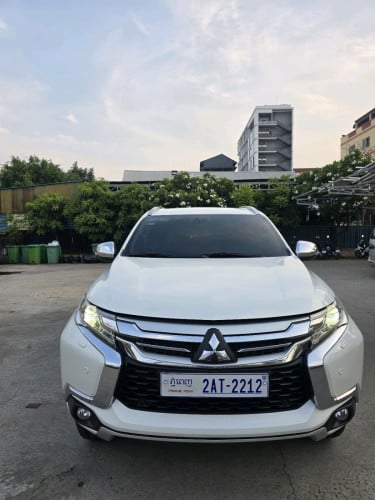 ថ្មីគ្មានកន្លែងទាស Pajero Sport 7កៅអី