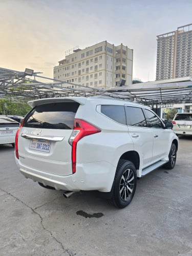 ថ្មីគ្មានកន្លែងទាស Pajero Sport 7កៅអី