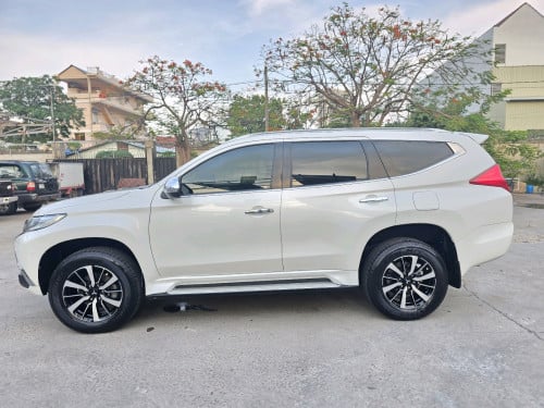 ថ្មីគ្មានកន្លែងទាស Pajero Sport 7កៅអី