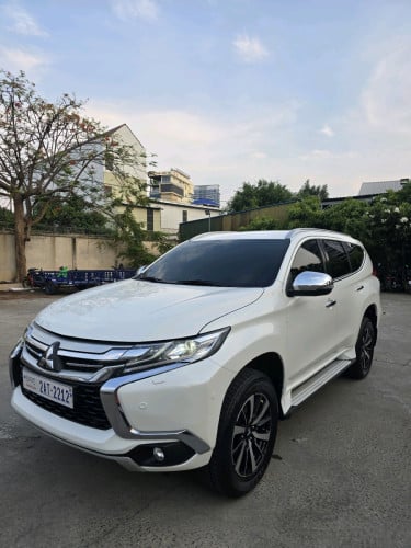 ថ្មីគ្មានកន្លែងទាស Pajero Sport 7កៅអី