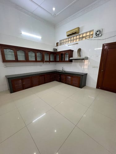 ផ្ទះជួលទួលទំពូងទី១ (US$2,500 ចរចារ ) អាចជួលជាការិយាល័យ ផ្ទះស្នាក់នៅ រឺហាង ចំណតឡាន១០