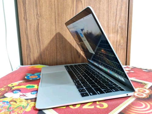 MacBook Air 2019CPU: Intel Core i5 RAM:8G Storage: 512G Screen: 2K 98% Price 360$