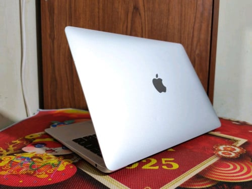 MacBook Air 2019CPU: Intel Core i5 RAM:8G Storage: 512G Screen: 2K 98% Price 360$