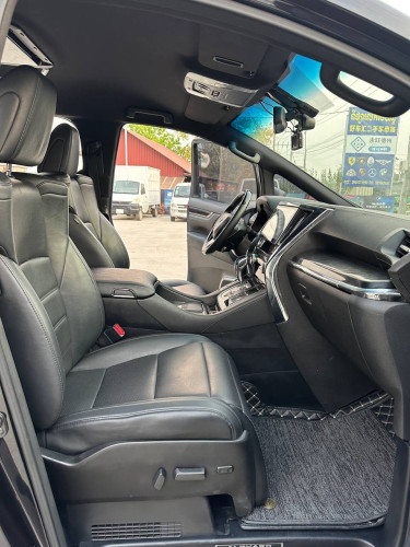 Toyota alphard  អាចដឹកអ្នកដំណើរធើ្វដំណើរជិតឆ្ងាយបានយ៉ាងងាយស្រួល