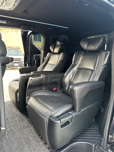 Toyota alphard  អាចដឹកអ្នកដំណើរធើ្វដំណើរជិតឆ្ងាយបានយ៉ាងងាយស្រួល