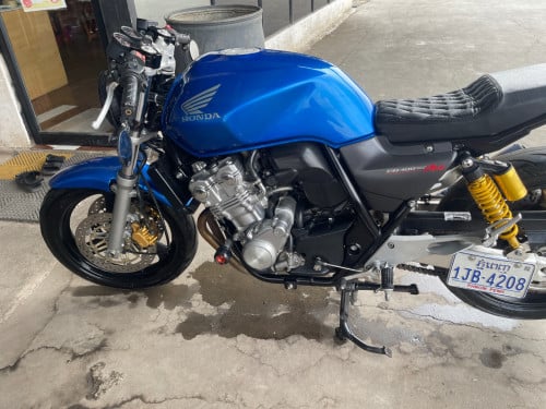 Urgent Sale CB400 Revo 2008