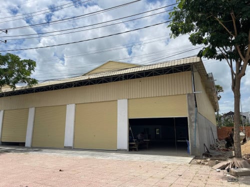 ឃ្លាំងសំរាប់ជួលនៅផ្លូវ ម៉ុង ឬទ្ធី