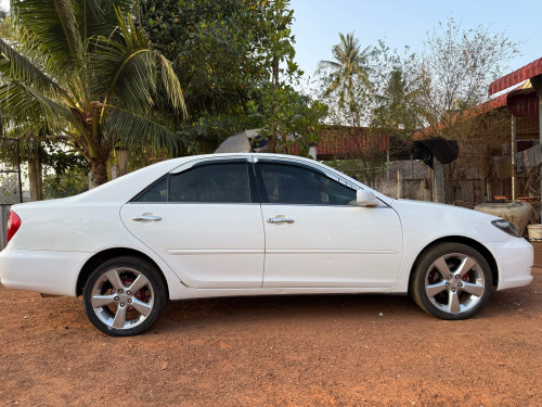 ឡានលក់បាឡែឆ្នាំ2003LE ABS ក្នុងលឿង