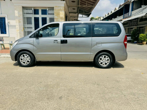 លក់ HYUNDAI CVX ឆ្នាំ014 ធានាឡានស្អាតអត់បុកអត់ប៉ះអត់ច្រេះម៉ាស៊ីនប្រអប់លេខនៅអេម