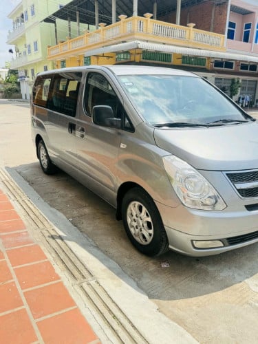 លក់ HYUNDAI CVX ឆ្នាំ014 ធានាឡានស្អាតអត់បុកអត់ប៉ះអត់ច្រេះម៉ាស៊ីនប្រអប់លេខនៅអេម