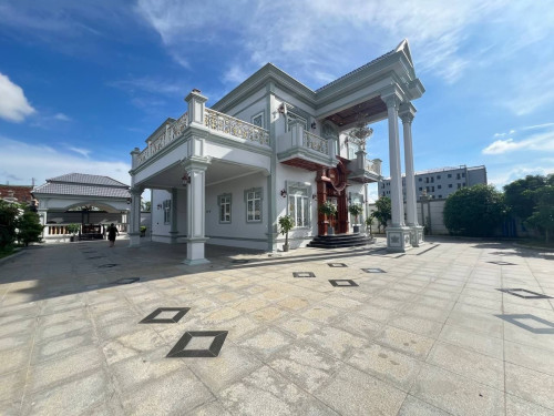 出租📍地址 : 波贝 🏠 有8个房间 💵 一个月 8000$