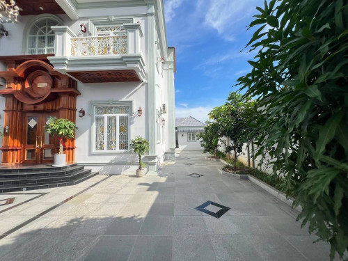 出租📍地址 : 波贝 🏠 有8个房间 💵 一个月 8000$