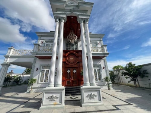 出租📍地址 : 波贝 🏠 有8个房间 💵 一个月 8000$