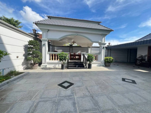 出租📍地址 : 波贝 🏠 有8个房间 💵 一个月 8000$