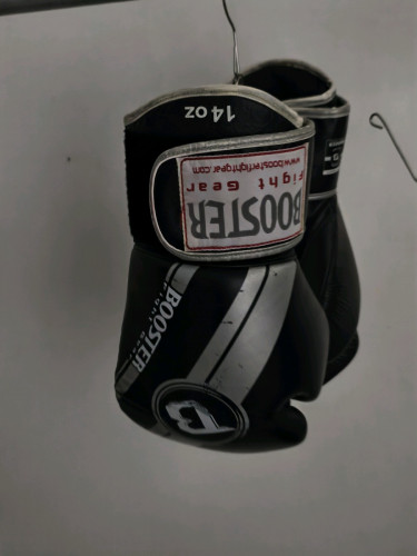 全新XL九日山护头两个50＄