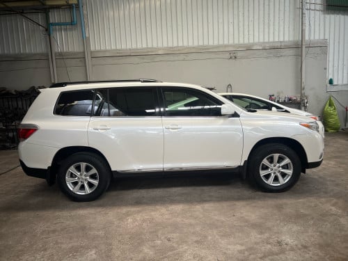 Highlander 2012 white half full