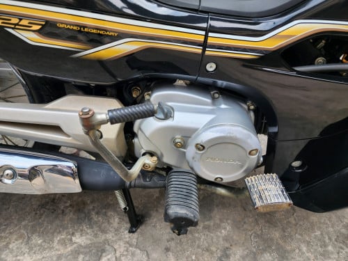 Honda Dream 125ccមានផ្លាកលេខកាតគ្រីត្រឹមត្រូវលក់តម្លៃចចារបាន 本田 Dream 125cc有正确证卡出售中 价格可以谈的