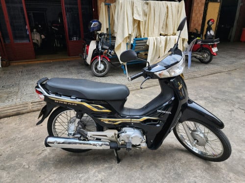 Honda Dream 125ccមានផ្លាកលេខកាតគ្រីត្រឹមត្រូវលក់តម្លៃចចារបាន 本田 Dream 125cc有正确证卡出售中 价格可以谈的