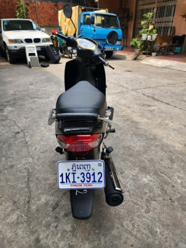 Honda Dream 125ccមានផ្លាកលេខកាតគ្រីត្រឹមត្រូវលក់តម្លៃចចារបាន 本田 Dream 125cc有正确证卡出售中 价格可以谈的