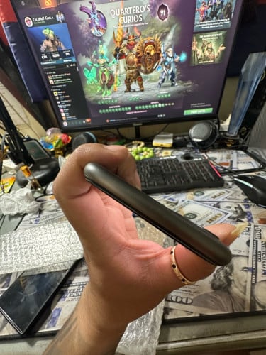 IPhone 11 / 128g / no scan / CN ដាក់បានសុីម 2 /ធានាអេក្រង់ហ្សុីន លក់តំលៃក្រោមទីផ្សារ 100$ ដាច់