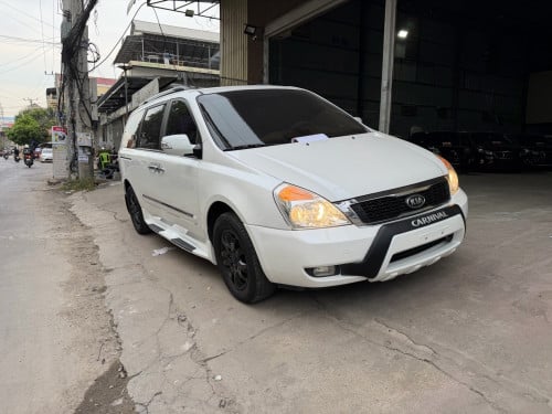 Kia Carnival 2012 ក្នុងលឿង