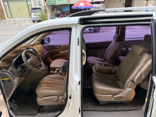 Kia Carnival 2012 ក្នុងលឿង
