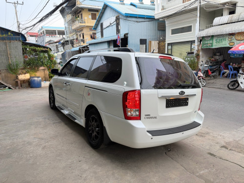 Kia Carnival 2012 ក្នុងលឿង