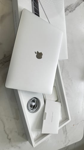MacBook Pro 2020 13inch Core I5 8G of Ram 256G