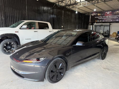 Tesla Model 3 2024 ឡាននៅក្រដាសពន្ធ ប្រើបាន 1មុឺនគីឡូជាង ស្រុីនមួយជុំ