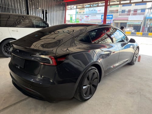 Tesla Model 3 2024 ឡាននៅក្រដាសពន្ធ ប្រើបាន 1មុឺនគីឡូជាង ស្រុីនមួយជុំ