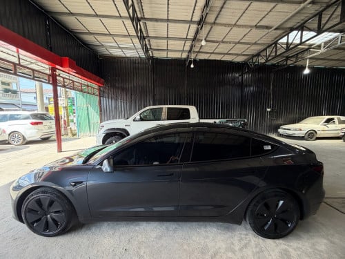 Tesla Model 3 2024 ឡាននៅក្រដាសពន្ធ ប្រើបាន 1មុឺនគីឡូជាង ស្រុីនមួយជុំ