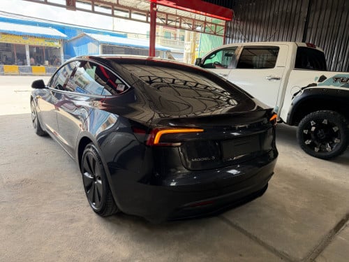 Tesla Model 3 2024 ឡាននៅក្រដាសពន្ធ ប្រើបាន 1មុឺនគីឡូជាង ស្រុីនមួយជុំ
