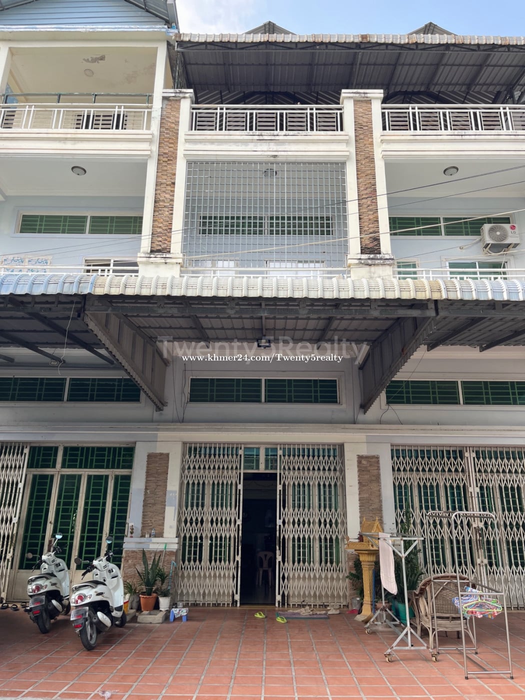 ផ្ទះក្បែរផ្សារដីហុយលក់បន្ទាន់!