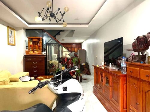 ផ្ទះអាជីវកម្មលក់បន្ទាន់​ នៅឬស្សីកែវ