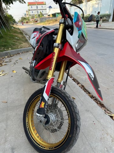ម៉ូតូនៅស្អាត
