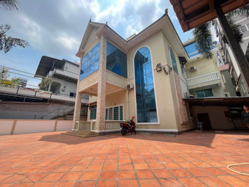 ផ្ទះវីឡាសំរាប់ជួលនៅទួលទំពូង / House for Rent at Tuol Tompoung