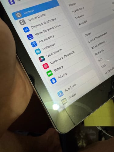 iPad Air 2 64GB Sim Wifi ឆ្នូតអេក្រង់តិចដូចរូប​ លក់60$