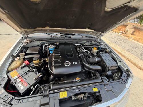 Nissan Navara ឆ្នាំ011 ម៉ាស៊ូត អូតូ ប៉ុង2 ប្រភេទ ក្រុមហ៊ុន ឆ្វេងស្រុីន