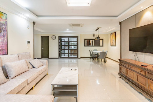 Spacious 3 Bedrooms Condo for RENT in DE Castle BKK1 with Gym and Pool